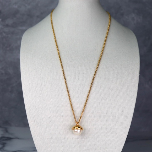 Jewelry - Gold and Faux pearl Hearts pendant necklace